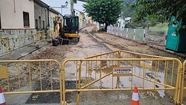 Obras en una de las vías de la Barraca.