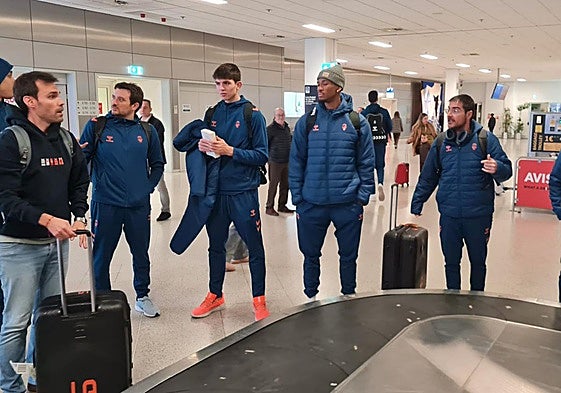 La expedición del Valencia Basket, en el aeropuerto.