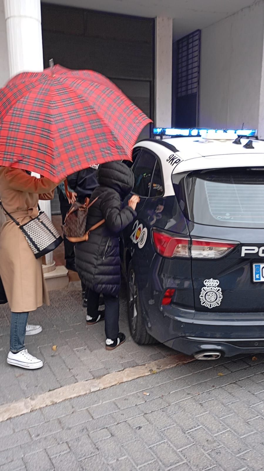 FOTOS | Llegada a los juzgados del anestesista detenido por la muerte de una niña en Alzira