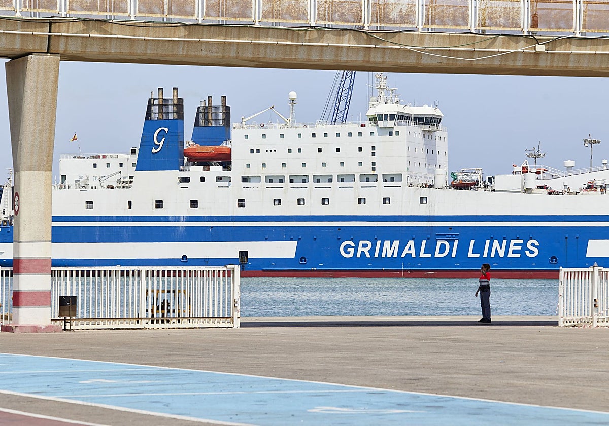 Un buque atracado en el puerto de Valencia, en julio de 2022.
