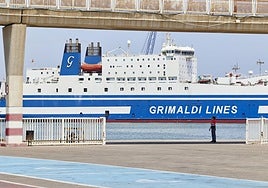 Un buque atracado en el puerto de Valencia, en julio de 2022.