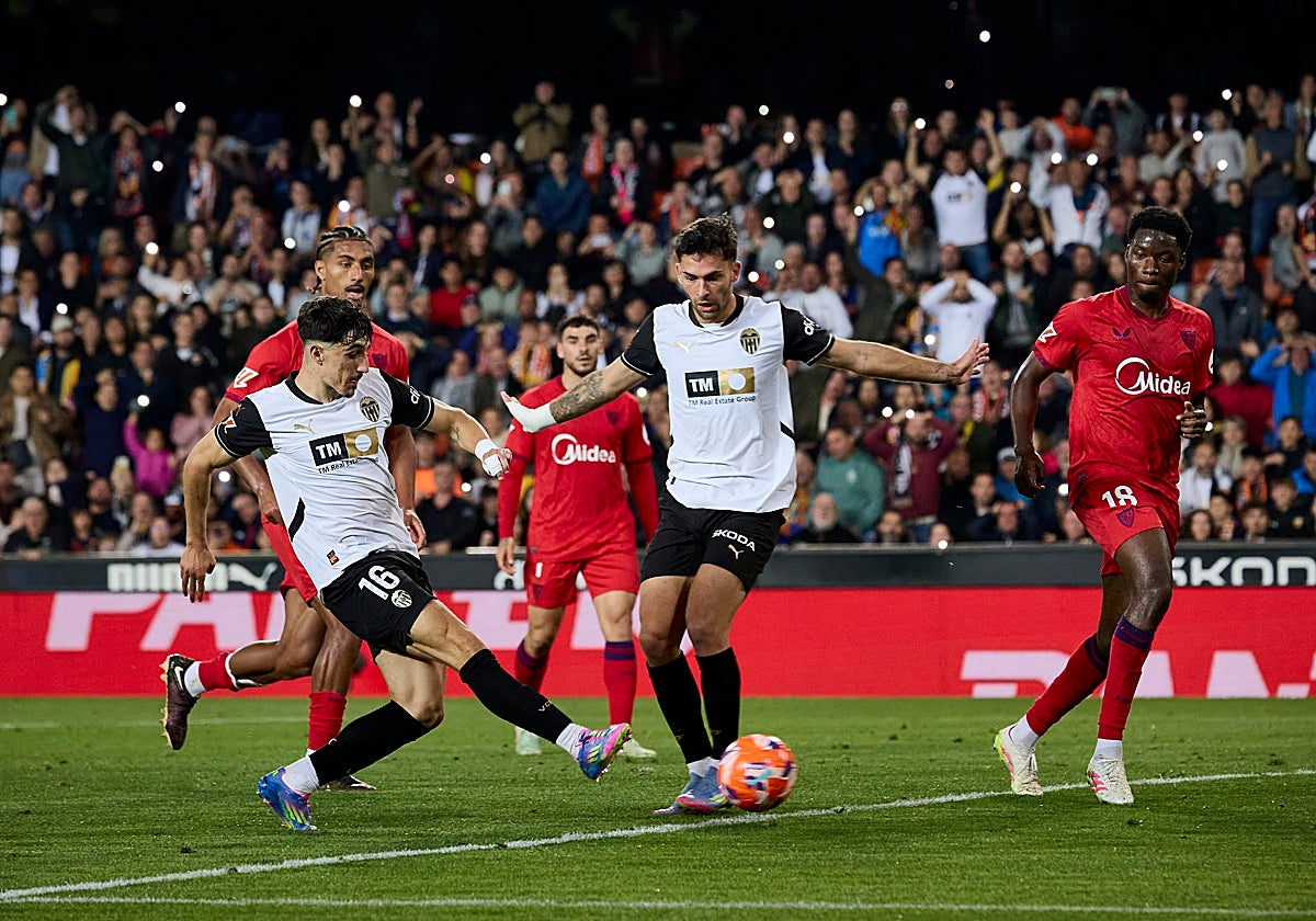 Partido entre el Valencia y el Sevilla en Mestalla.
