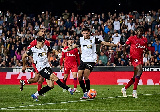Partido entre el Valencia y el Sevilla en Mestalla.