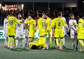 Los jugadores del Villarreal y el Antoniano se saludan.