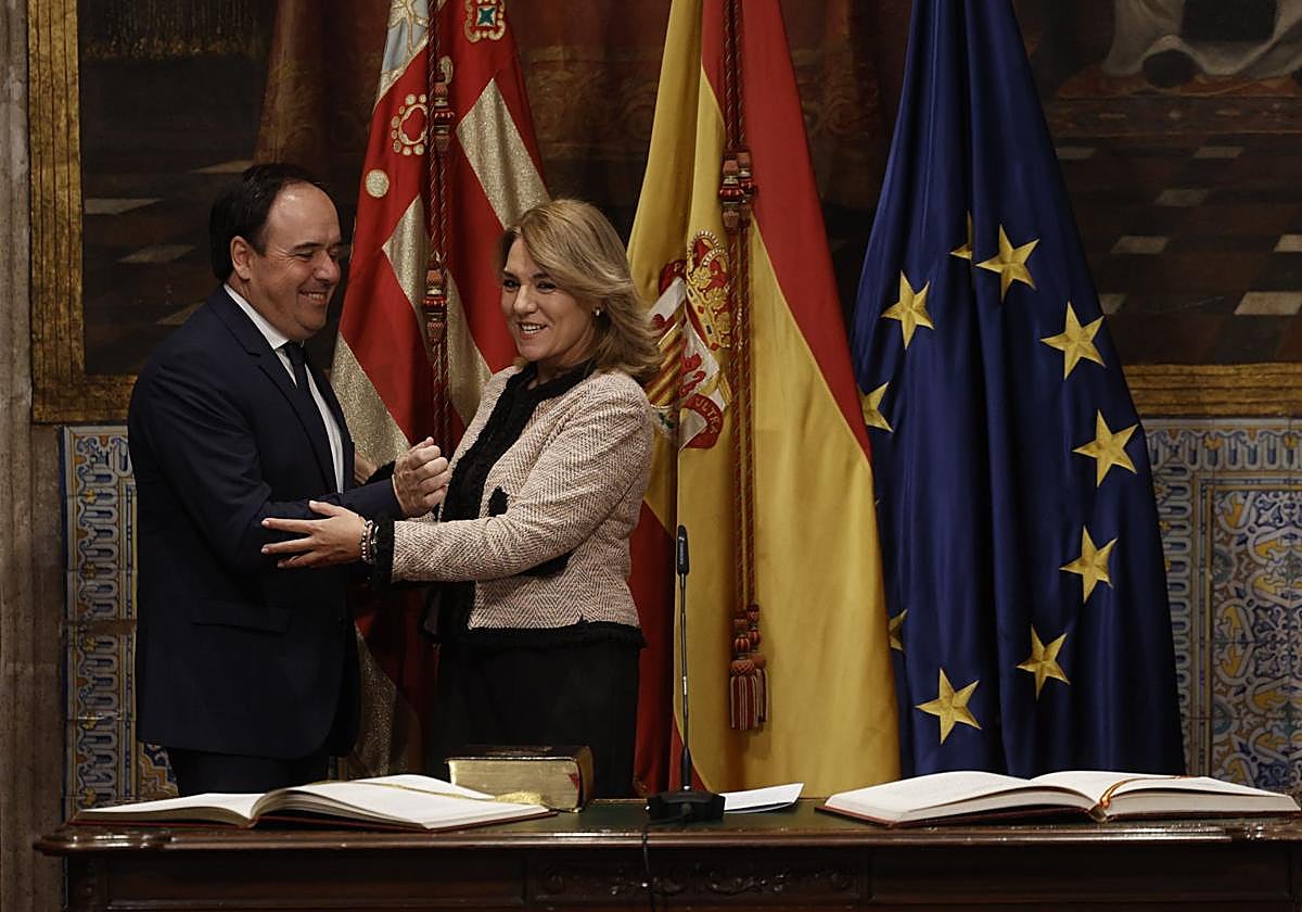 Fotos de la toma de posesión de los miembros del nuevo Consell