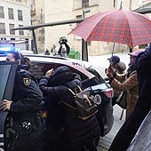 Familiares del anestesista impiden que los periodistas graben imágenes del médico cuando llegó al juzgado.