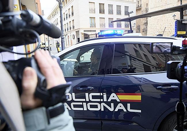 La llegada al juzgado del anestesista detenido en Alzira, en imágenes.