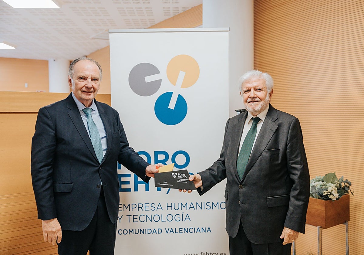 Imagen de José Vicente Morata y el premiado Rafael Ferrando en el Club de Tenis Valencia