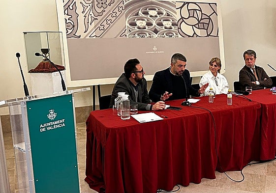 Mesa de periodistas en el congreso sobre el Santo Cáliz.