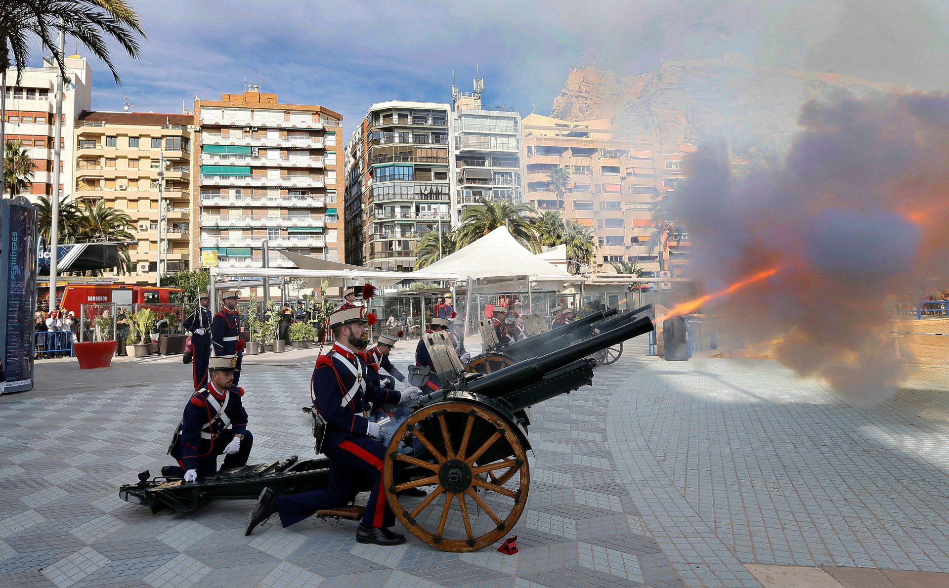 Representación de la toma de su castillo con cañones de época