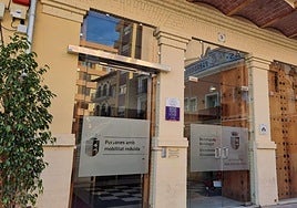 Acceso al Ayuntamiento de Riba-roja.