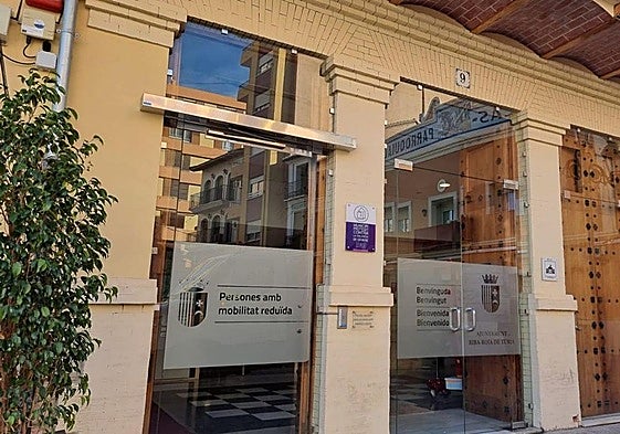 Acceso al Ayuntamiento de Riba-roja.