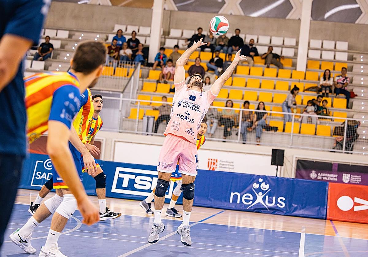 Un instante de un partido de voleibol del Conqueridor.