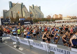 Participantes, en la emotiva salida del Maratón Valencia 2024.