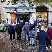 Varios jugadores de Lotería Nacional hacen cola en Valencia para comprar su boleto, imagen de archivo.