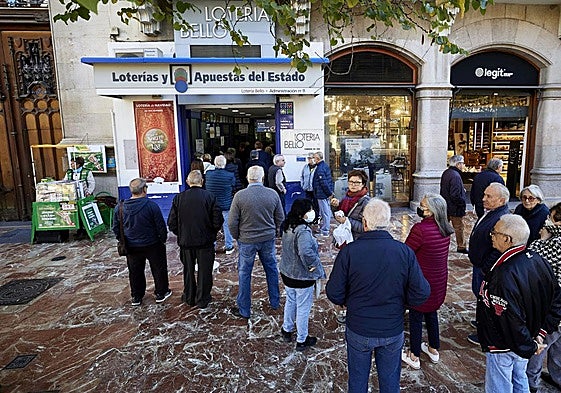 Varios jugadores de Lotería Nacional hacen cola en Valencia para comprar su boleto, imagen de archivo.