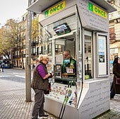 Varios jugadores frente a un quiosco de la ONCE.