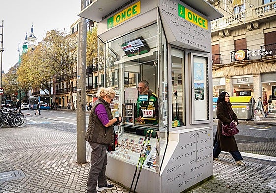 Varios jugadores frente a un quiosco de la ONCE.