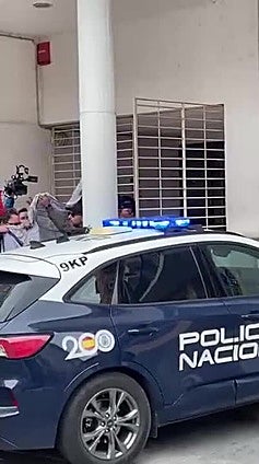 Llegada a los juzgados del anestesista detenido por la muerte de una niña en Alzira