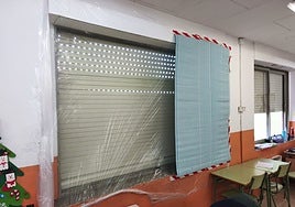 Solución ideada por un centro para tapar un ventanal pendiente de arreglo. Más tarde se colocaron cartones.