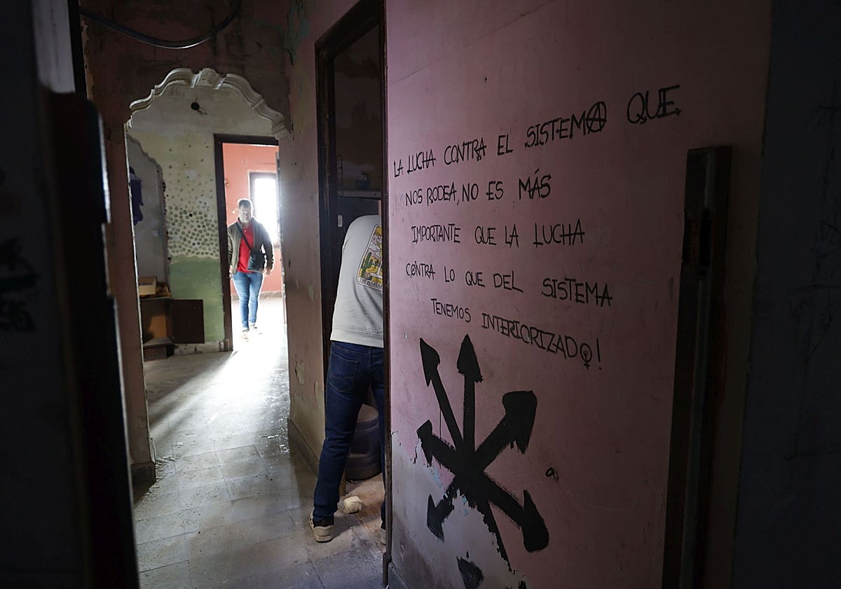 Imagen principal - Imágenes de la casa de Ángeles 22 y ficha con las habitaciones de Francisco Eiximenis 20, bajo.