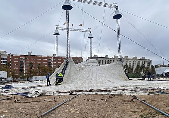 Montaje del Circ de Nadal en la avenida Levante UD, en Benicalap.