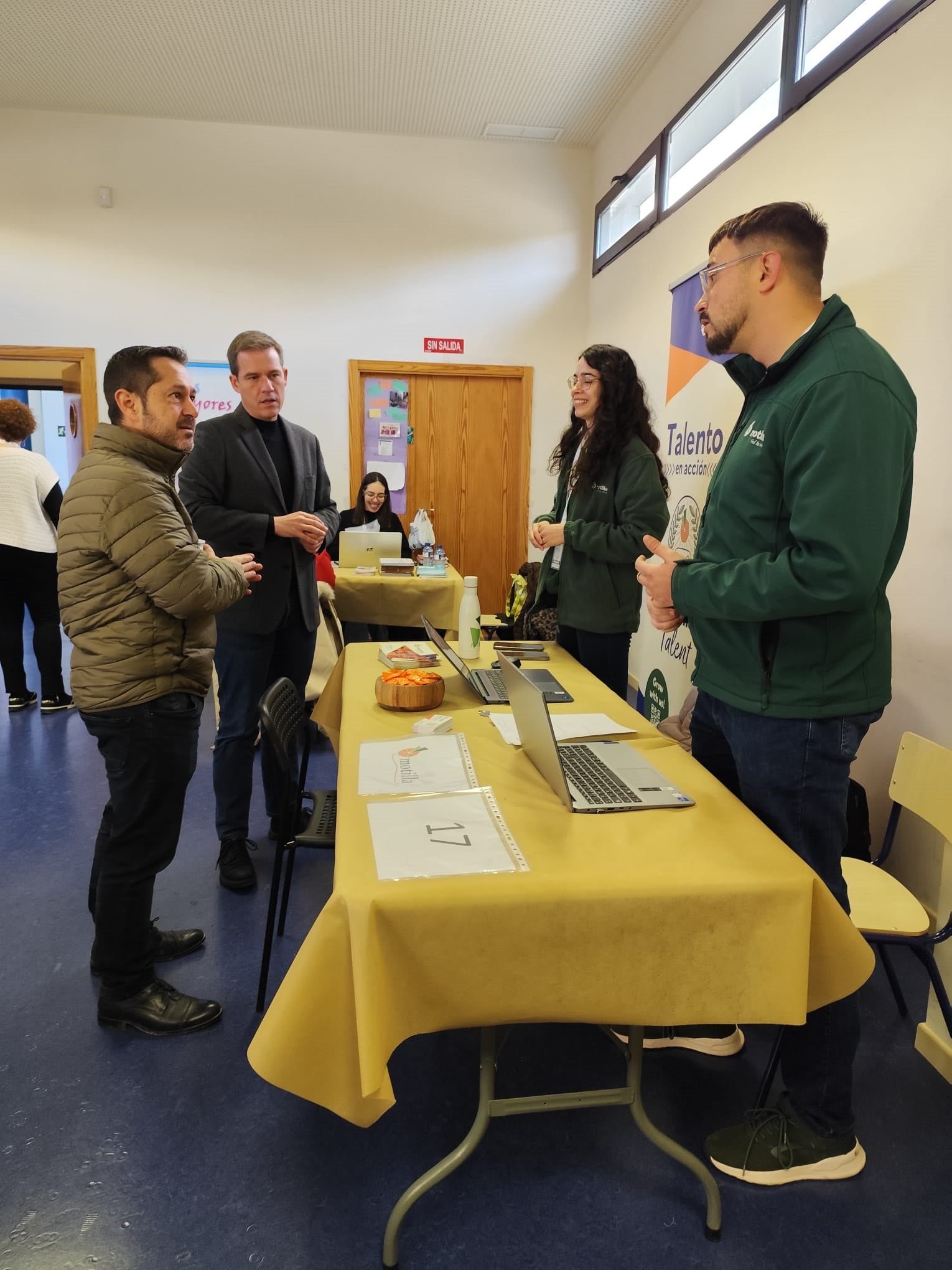 El presidente de la Mancomunitat de la Costera y el alcalde de Xàtiva departen con representantes de una de las entidades participantes.