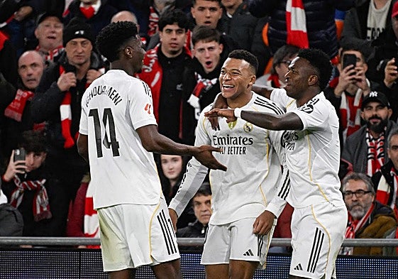 Dani Olmo marca un gol.