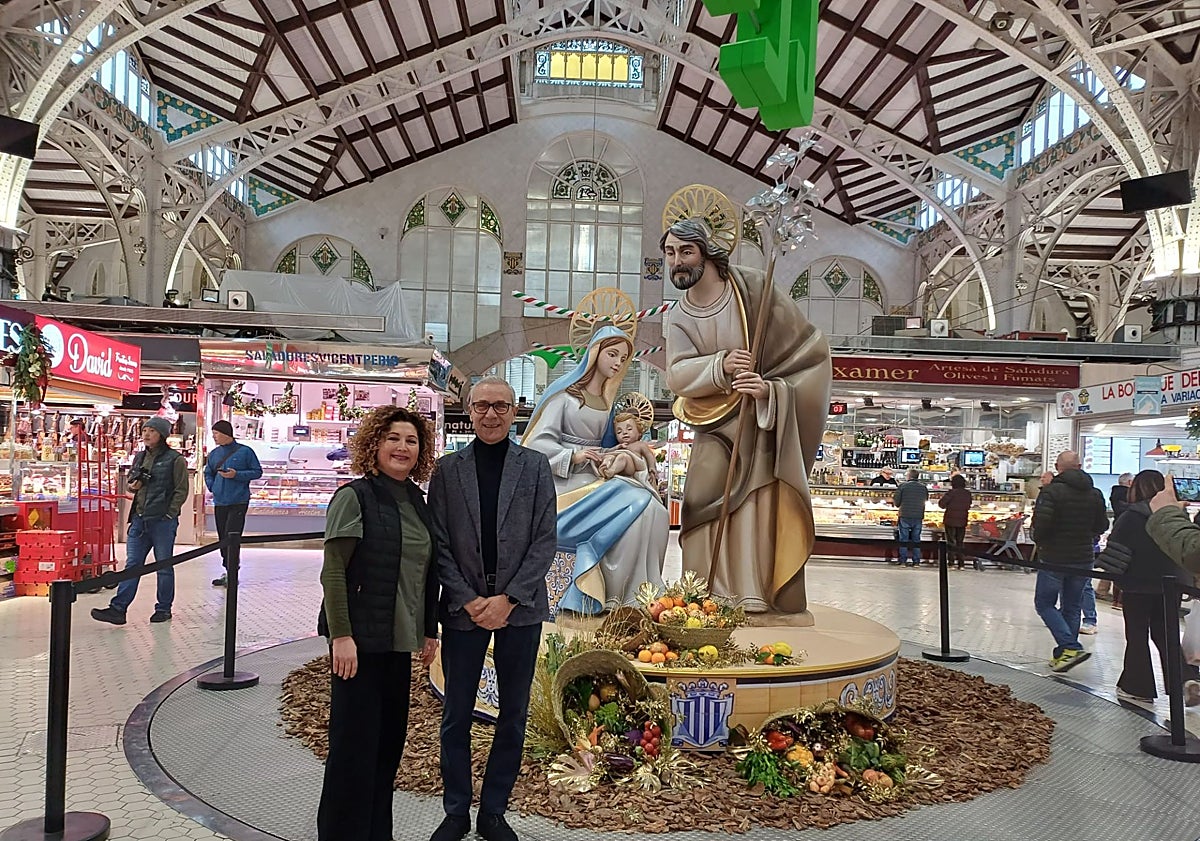 Imagen principal - El concejal de Comercio, Santiago Ballester, junto a la presidenta de los vendedores, Merche Puchades.