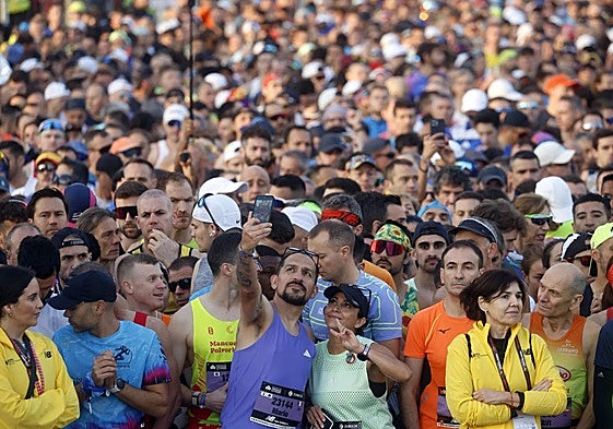 Dos corredores se hacen un selfie antes de que se de inicio su salida, en el box morado.