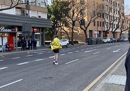 Un corredor con dificultades en el Maratón de Valencia de 2024.