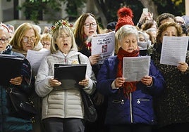 Villancicos en la plaza de la Virgen de Valencia, en una imagen de archivo.