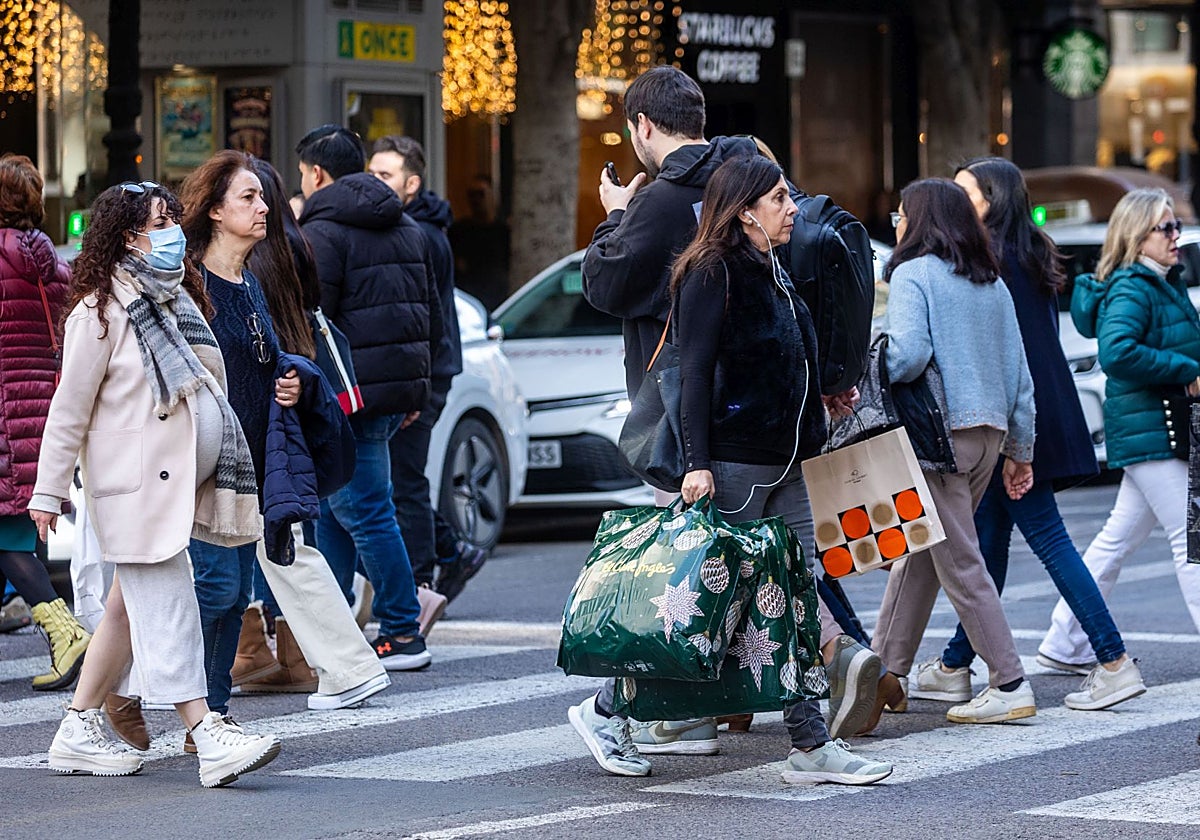 Varias personas realizan compras de Navidad, en enero de 2025, en Valencia.