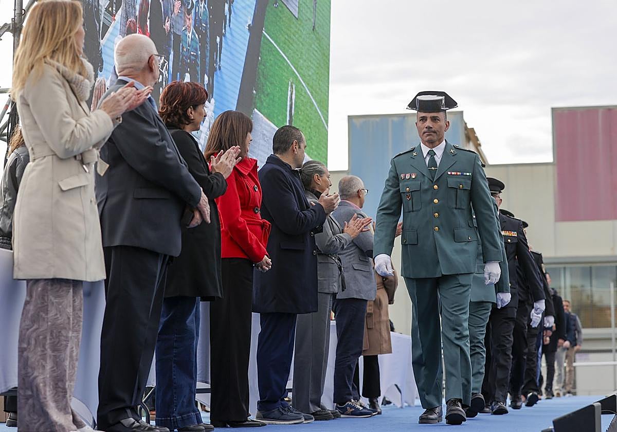 FOTOS | Reconocimiento policial a una ciudadanía de oro en Paiporta por su lucha contra la dana
