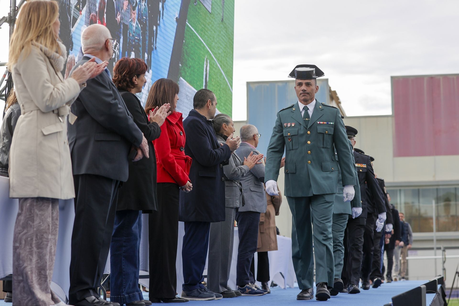 FOTOS | Reconocimiento policial a una ciudadanía de oro en Paiporta por su lucha contra la dana