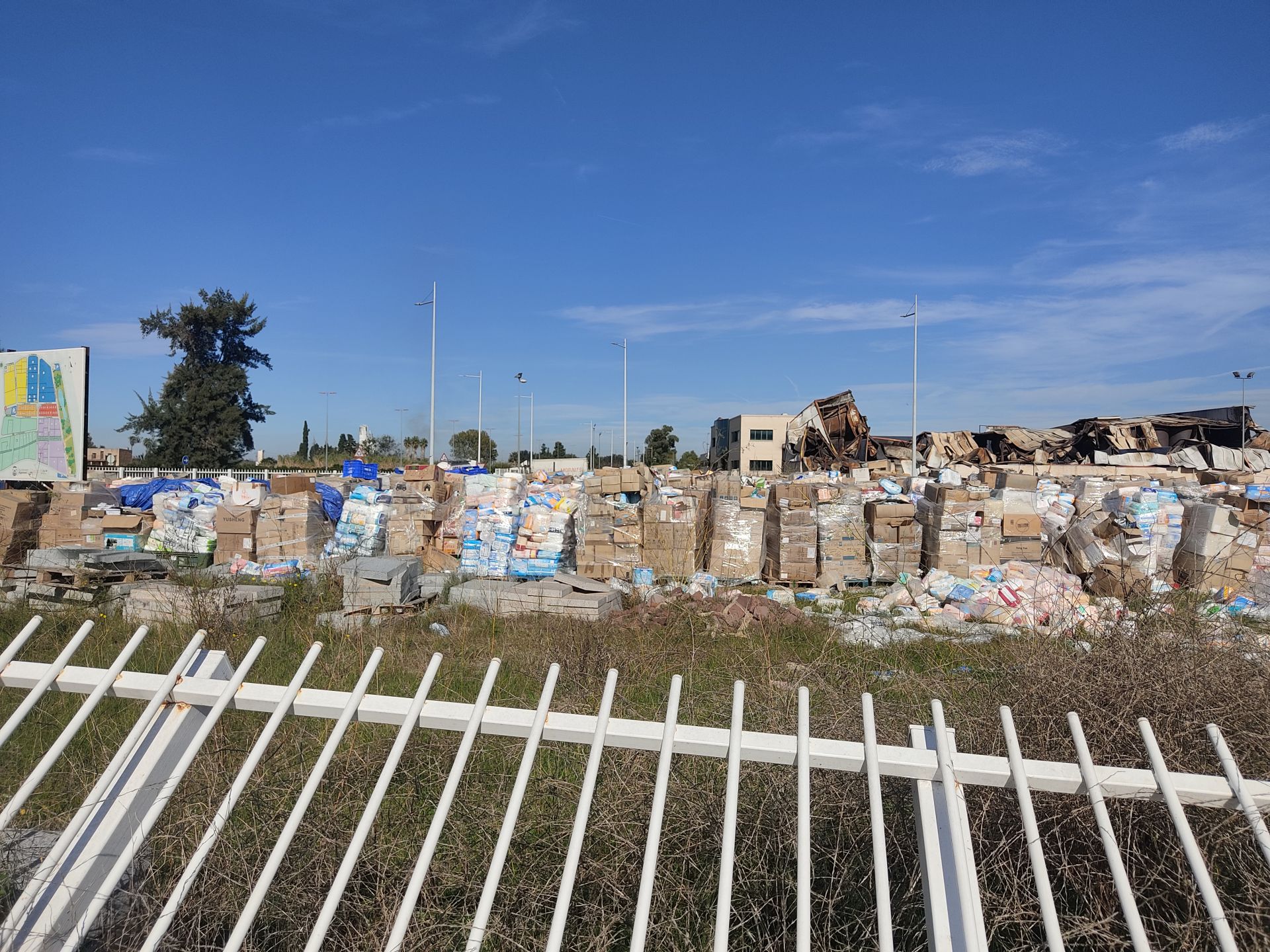 Valla tumbada en el solar municipal.