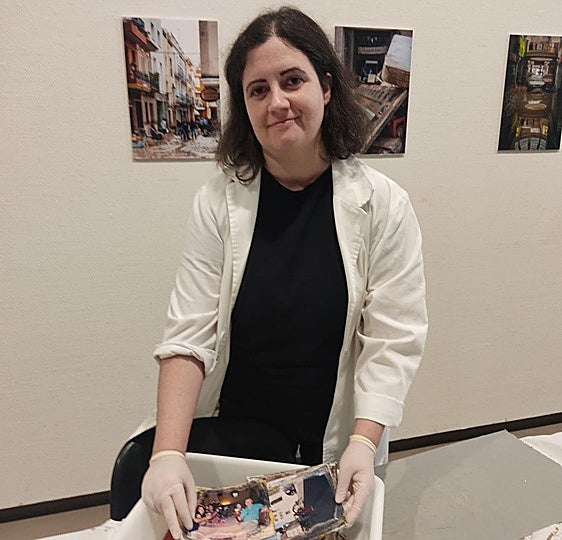 La voluntaria que llegó para restaurar fotos de la dana
