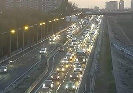 Colas en la V-30, este viernes.