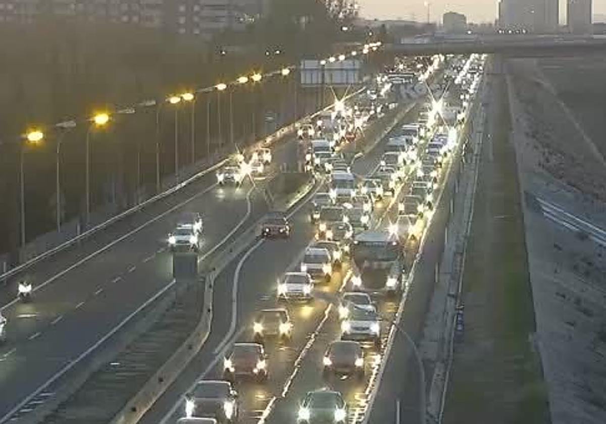 Colas en la V-30, este viernes.