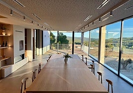Sala de catas con excelentes vistas para visitas y enoturismo.
