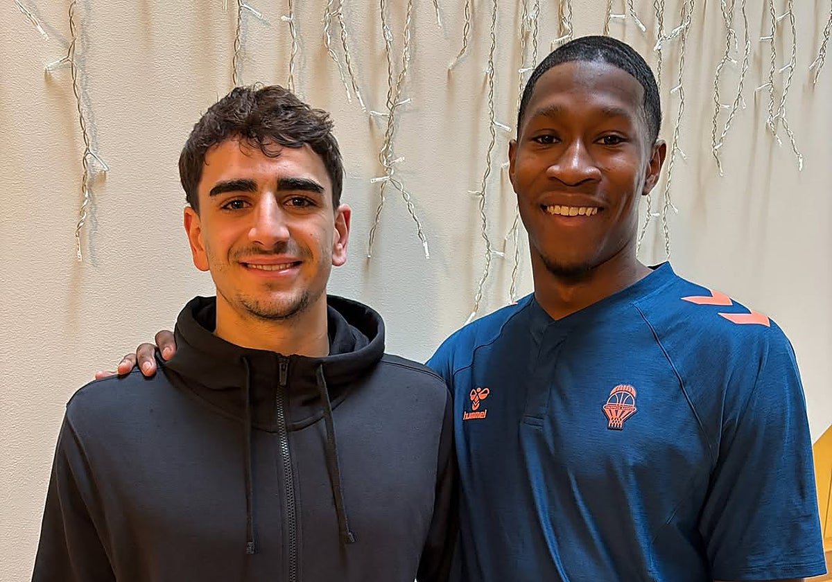 Álvaro Cárdenas y Omari Moore posan en el hotel donde está alojado el Valencia Basket en Atenas.