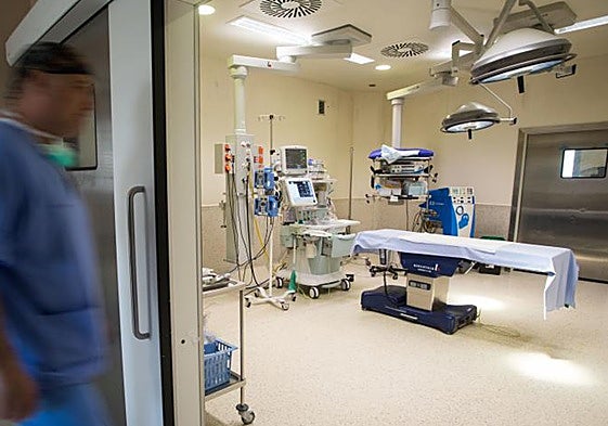 Uno de los quirófanos del hospital de Manises.