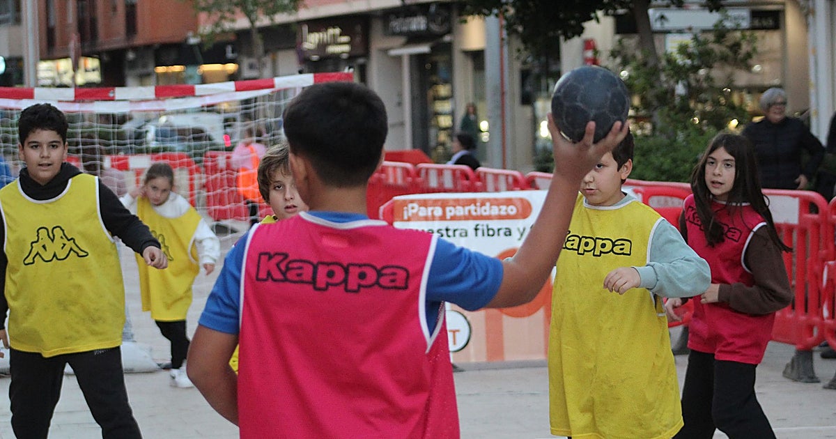 El Balonmano Mislata recupera las calles para que más de 300 niños y niñas disfruten del deporte al aire libre