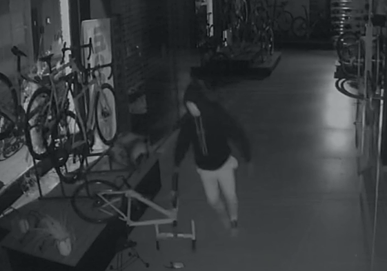 Uno de los ladrones grabado por una cámara de seguridad en una de las tiendas.