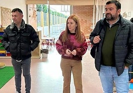 El concejal de Educación, José Cuberos, (d) en la visita a un centro escolar.