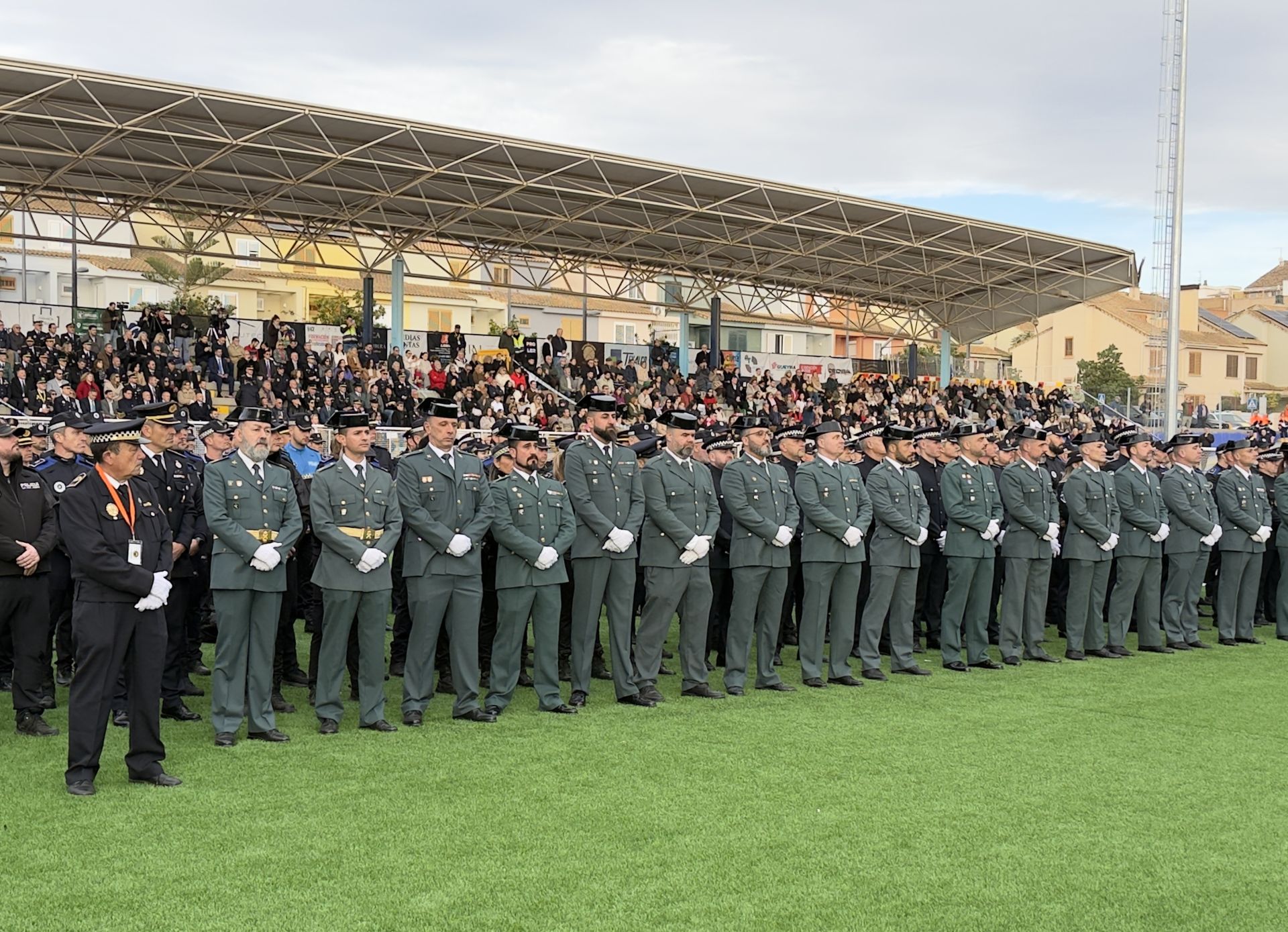 FOTOS | Reconocimiento policial a una ciudadanía de oro en Paiporta por su lucha contra la dana