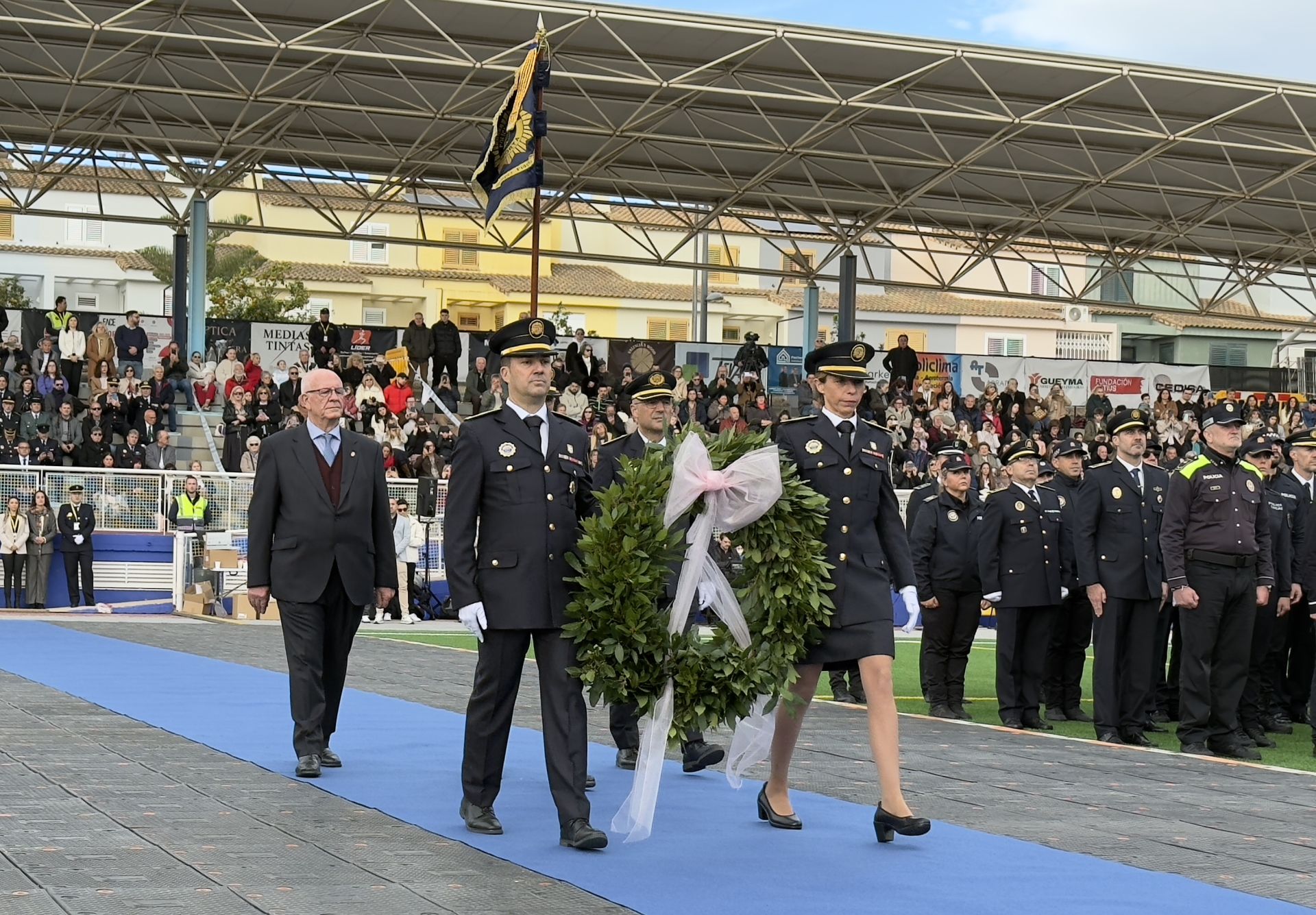 FOTOS | Reconocimiento policial a una ciudadanía de oro en Paiporta por su lucha contra la dana