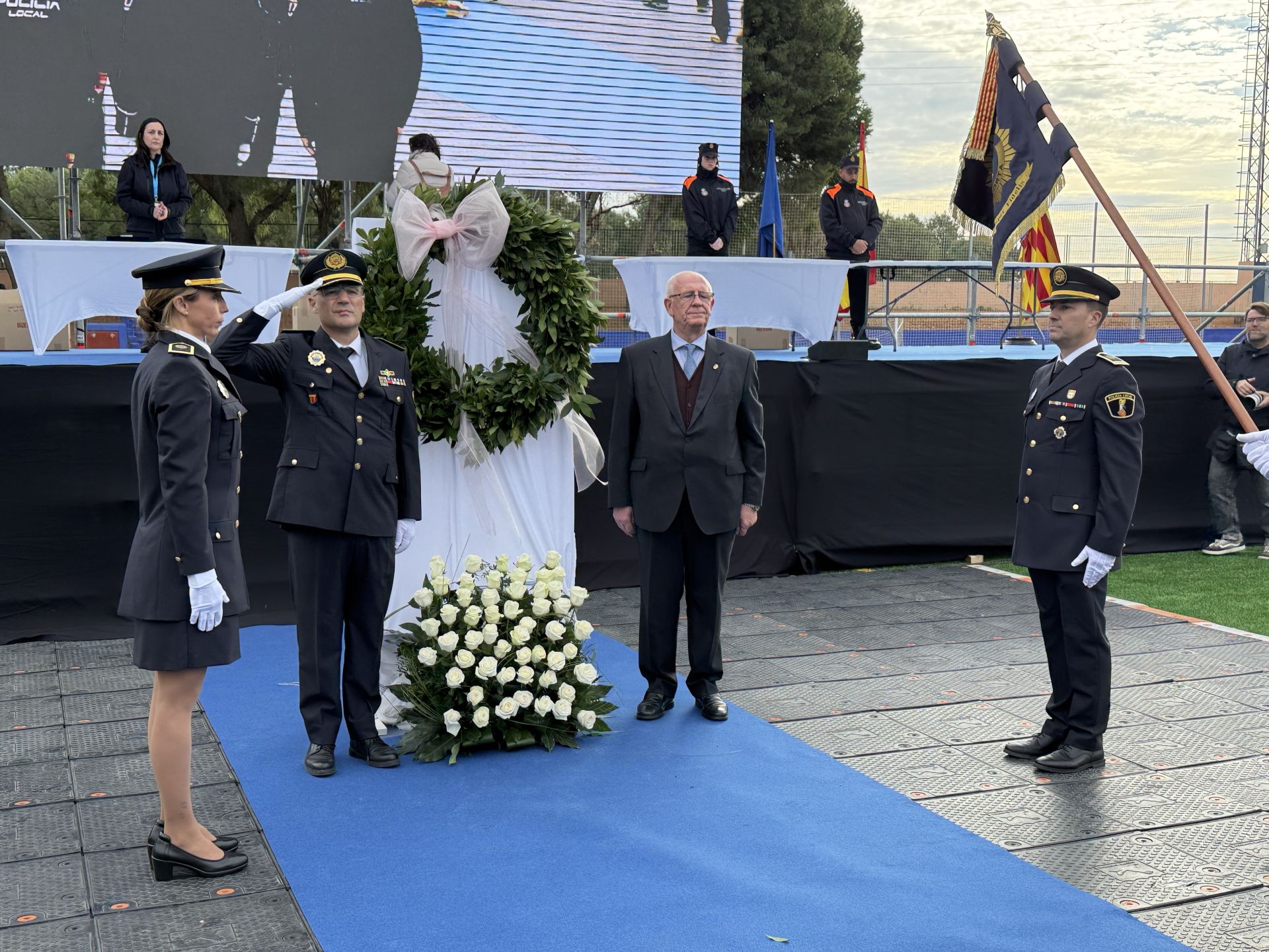 FOTOS | Reconocimiento policial a una ciudadanía de oro en Paiporta por su lucha contra la dana