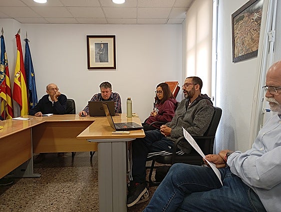 Mari Cruz Almela, en el centro, durante el pleno de la moción de censura.