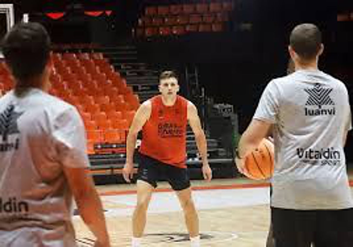 Jugadores del Valencia Basket con la camiseta de Luanvi.